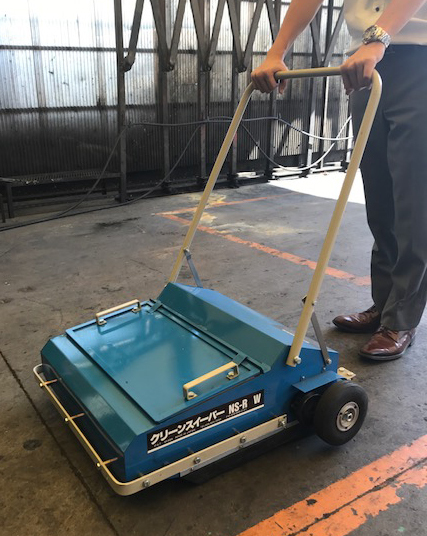 手動式スイーパー】工場や倉庫内の掃除にも!コンパクトで価格も手頃な